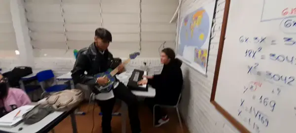 bohemian rhapsody dentro da sala de aula  #fy #queen #bohemianrhapsody #freddiemercury #bryanmay #piano #guitar 