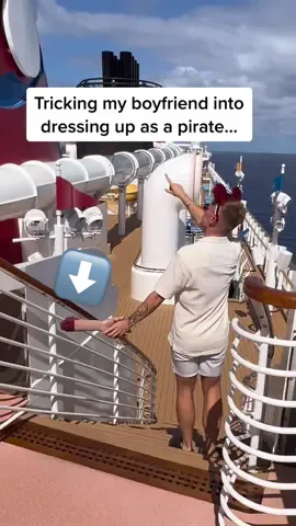 Never seen a pirate go from 😍 to 😡 so quick 😂 #prank #reaction #boyfriend 