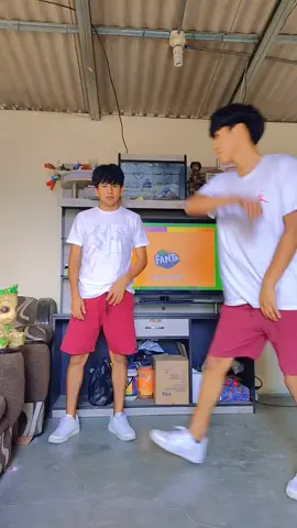 ¿Cómo están todos? síguenos en IG y YT: loschicos_rc #parati #viral #baile #trend 