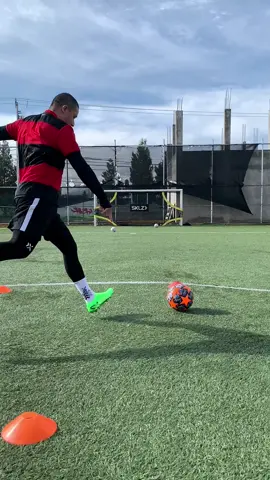 Pegarle al poste es mi pasión 🤙🏻 #adidas #Speedportal #xspeedportal #futbolistasyoutube #betthoalvarez #soccercleats @Futbolistas 