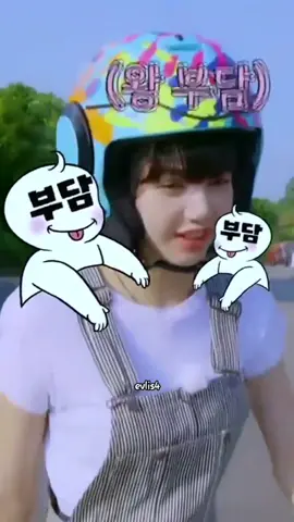 akibat kecilnya d asuh Oppa2😭Mirip gak sih?😅😭kok bisa gituya bajunya Lisa n stylenya mirip anak kecil yang sama member BTS😂lucu #lisa #taehyung #jimin #jungkook #bts 