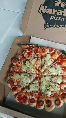 Hujan hujan makan Pizza jeg nau be...  mau makan di tempat bisa, mau tunggu dirumah juga bisa kami antar WA 087750645572 #pizza  #naratozpizza 