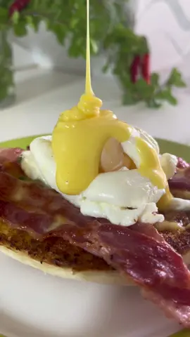 Jajko po benedyktyńsku jak z masterchef skladniki na sos holenderski : 2 żółtka, łyżka wody ok 100 g masła klarowanego. Sól pieprz łyżeczka soku z cytryny. Jajko w koszulce : 1 l wody 100 g octu winnego świeże jajka, bekon, bułka, szczypiorek #jajka #eggsbenedict #sosholenderski   #śniadanie #kuchniaamerykańska #kuchniapolska #szybkiprzepis #przepis #jedzenie #masterchefpolska 