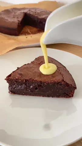 Fondant au chocolat super facile🍫 Ingrédients: 3 œufs  120g de sucre  200 de chocolat noir  100g de beurre  50g de farine #chocolat #gourmand #pourtoi #foryou #yummy #desserttiktok #miam #fyp #gouter #dessert #recette #recettefacile 