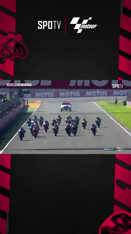 #MotoGP |  Mari kembali ke #ValenciaGP 2015 di mana Valentino Rossi pergi dari P26 ke P4 dengan Jorge Lorenzo merangkul mahkota juara.  Saksikan GP Valencia 2022 secara LIVE di #SPOTVNOW!   #SPOTVMY #Motorsports #ValentinoRossi #VR46 #JorgeLorenzo #JL99 #superbike