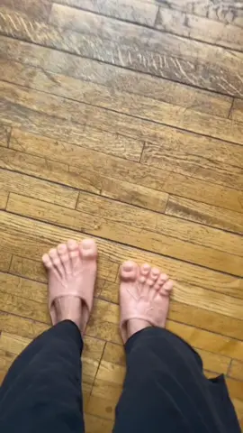 Tag someone who’d rock these feet slippers 🤣🦶 🎵:Tissues - @yungblud 🎶 #feetshoes #unusualgifts #toeshoes (via @therebeccaknox)