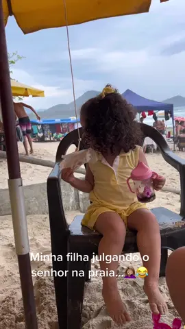 Minha Filha Julgando o senhor na praia…#julgando #julgandopessoas 