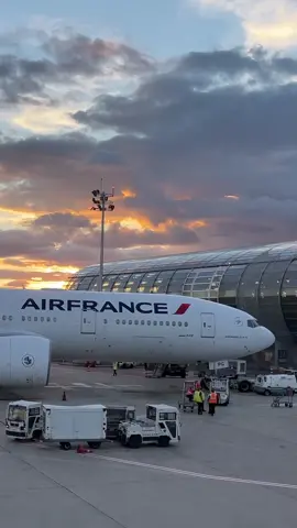 Golden hour ✨ Are you a sunset lover? 🌅 #airfrance #aviation #sunset #sunsetlover #avgeek 
