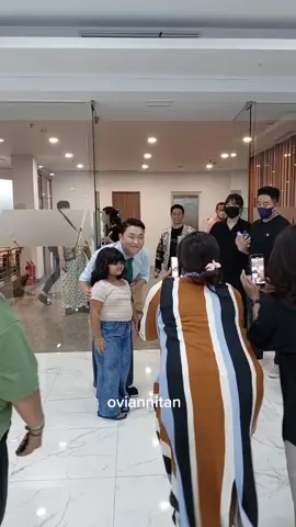 Asli gemesh banget PSY! rela loh balik lagi karena ada anak kecil minta foto #psy #tiktokforyoustage #fypシ 