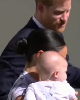 mehgan markle holding her son archie with prince harry
