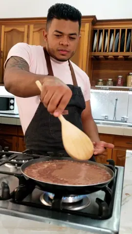Los frijoles fritos de mi mamá  Lo siento mami pero tenia que compartirla  Ingredientes  1 Lb de frijoles rojos  2 litros de agua  2 Cebollas  2 Cdas de sal  4 dientes de ajo  2 Cdas de aceite  1 Cdita de comino o especias  1 Cdita de aceite de tocino o grasa de cerdo  Procedimiento  1) Cocinar los frijoles con agua, culantro, ajo y sal por 3 horas a fuego lento  Tip: La sal se agrega a media coccion para que los frijoles no se enduren y queden en su punto  2) Freír la cebolla en el aceite y agregar el ajo picado, agregar la mitad de los frijoles y el caldo  3) Después de Sofreír poner esa mezcla a licuar  4) Sofreír el resto de los frijoles con la grasa de cerdo y aplastar para que queden medio molidos  5) Agregar el resultado de la licuadora y dejar freír a fuego lento por unos 15 minutos  A comer!  #honduras #catrachoenespaña #catrachosenusa #delicioso #Receta#catrachosenlausa #catrachos504🇭🇳parati #catrachosenmiami #hondureñosenmadrid #hondureñosenusa🇭🇳🇺🇸 