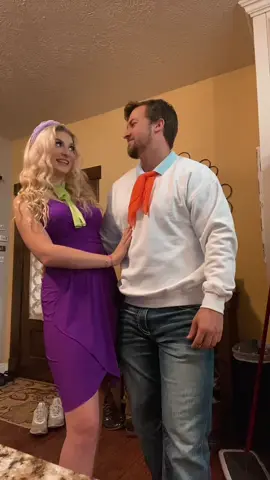 Busy solving mysteries 💜💚#daphne #fred #halloween #costume #daphneandfred 