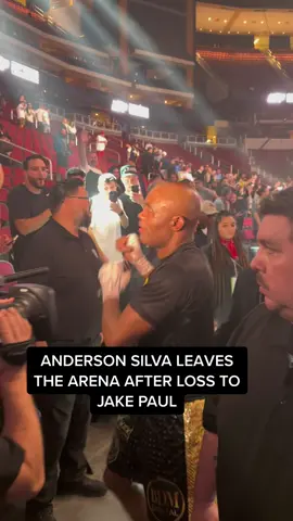 #AndersonSilva leaving the arena after his loss to @jakepaul 