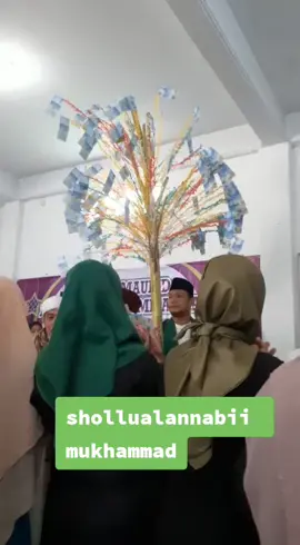#pohon uang diacara maulid nabi#warna merah khusus buat lansia#biru ma ungu buat anak