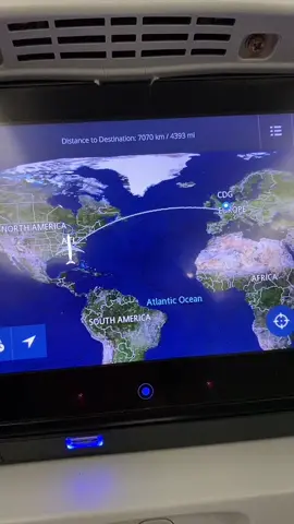 Jennifer viajando por primera vez en una aerolínea que no es barata Jaja 