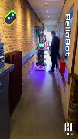 Let’s help the waitress and serve hamburgers! #bellabot #deliveryrobot #robotics #pudurobotics #restaurant 