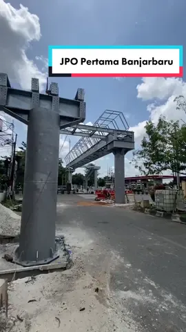 JPO yg ada di Jl. A. Yani ni bantu banget buat siswa siswi SMP 1 dan SMA 1 Banjarbaru kalo nyebrang #banjarinfo #banjarbaru #jpo #pembangunan #fyp 