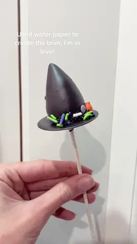 Saw someone else do this and had to try it for my Halloween order!!😍 #witchhag #cakepops #cakedecorating 
