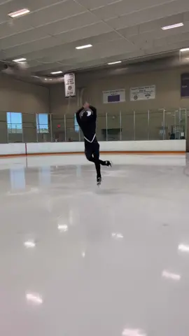 Venom🕸🕷#iceskatingtiktok #figureskating #venomcosplay #halloween #IceSkating 