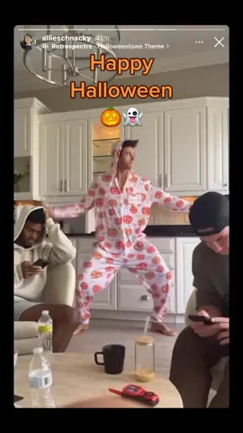 @Austin woke up in the Halloween spirit today! 🎃👻 #🅰️team #strongertogether #auslie #austinandallie #halloween #pumpkins #vibe #austinarmstrong #immersedhouse 