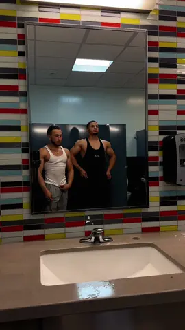 When your boy feeling a little too confident in the gym…gotta remind him 😤⛓️ @ejnyce_  #gym #posing 