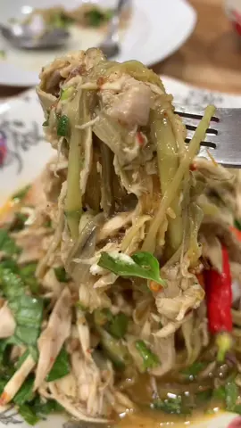 #ยําจิ้นไก่  ผักแพรวที่บ้านกำลังงามเมนูนี้ต้องเข้า😋😋 #ห้องครัวtiktok #อาหารเหนือ #ปลูกผักกินเอง #ผักแพรว #joyhome #จอยรินลณี 