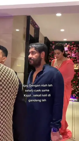 KAJOL WITH HUSBAND AJAY DEVGAN #ajaydevgn #kajoldevgn #ajnabimujhkoitnabta #bollywoodsong_ #bollywoodmusic #prabupranata 