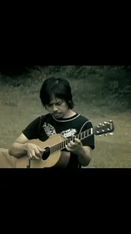 Siapa kini yang tak kenal dengan Armand Maulana? Frontline band papan atas nan legendaris, GIGI, tersebut namanya terkenal seantero negeri. Namun, seperti kebanyakan orang, ia punya masa lalu yang tak segemilang sekarang. Lewat vlog, suami Dewi Gita itu menceritakan usahanya membeli mobil pertama dari hasil keringatnya. Pria dengan nama lengkap Tubagus Armand Maulana ini ternyata sudah suka dengan mobil sejak kecil. Waktu kecil dulu, Armand mengaku senang mengoleksi mainan mobil-mobilan bernama Matchbox. Setelah kariernya bersama GIGI melejit, suami Dewi Gita ini pun tidak lagi sekadar memimpikan punya mobil. Dalam kanal YouTube GIGI Band Official, ayah satu anak ini menceritakan kegemarannya dengan mobil. Meski saat ini, ia memiliki sebuah BMW F30 yang masih sering digunakan untuk mobilitasnya sehari-hari, mobil ini bukanlah mobil pertamanya. Armand mengakui kalau ia menyukai BMW karena nyaman untuk dikendarai. ''BMW, buat gue sih enak banget. Karena gue gak seneng disupirin, jadi dari dulu gue selalu nyupir sendiri,'' kata Armand menjelaskan mobil BMW F30 miliknya. #music #bandgigi #sebelasjanuari #enjoylistening 