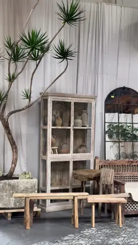 We gave our 42,000 sq ft warehouse a little make over with objects from over 24 counties. Oh and the best part? If you can’t make it IRL, we ship 🙏🏻 #interiordesign #antiques #homedecor #vintagehomedecor #interiordesigntrends 