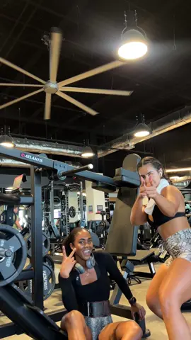 Tiktok ya es suficiente!! Tienen que parar.  Shout out to my girl @nicoleosoria_ for helping me finish this deadly drop set. I love ya ❤️ #gymgirl #dropset #legday #gymmotivation 
