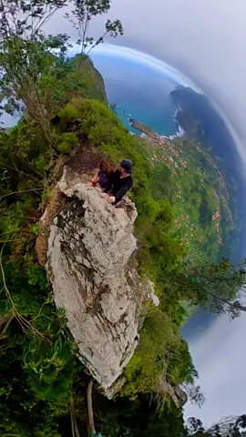 Do what makes you happy - and do a lot of it. Catching the best views on the planet🌍 #Hiking #travel #hikingadventures #travellifestyle #happiness #dowhatmakesyouhappy #gopro #visitmadeira #traveltheworld #planetearth #viewoftheday