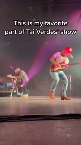 Breakdown babyyyy #liveshow #livemusic #guitar #rock #taiverdes #aok #drums #guitarsolo #drumsolo #rockingout #fun #woo 