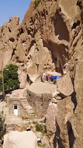 Home sweet hive! #BelieveItorNot! the residents of the village of Kandovan in northwest Iran have embraced life as modern cave-dwellers, living in homes hewn from rock and dating back roughly 700 years!⁠ ⁠ Located in the province of East Azerbaijan, the town’s geological foundations come thanks to ash and debris deposited from the now-dormant Mount Sahand volcano, which blew its top 11,000 years ago. ⁠ ∙⁠ ∙⁠ ∙⁠ #coolhousecheck #cave #houseoftiktok #Inspiring #Unconventional #Unbelievable ⁠ #KandovanCaves #CaveDwellings #housesoftiktok #caves 