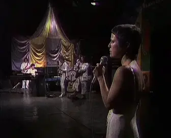 Elis Regina (1945-1982) foi uma cantora brasileira, considerada por muitos como a melhor cantora brasileira de todos os tempos. Diversas canções foram eternizadas na sua voz, entre elas: Águas de Março, Casa no Campo e Como Nossos Pais. Com uma voz única e talento inegável, Elis foi do MPB ao samba e cravou seu nome na história brasileira. Gaúcha, Elis foi logo jovem para o Rio de Janeiro tentar a carreira de cantora. Descoberta no famoso Beco das Garrafas e desde então colocou a sua eterna voz na história da música brasileira. Em 2013, a revista Rolling Stones Brasil, colocou Elis em segundo lugar como a melhor voz do país, superada apenas por Tim Maia. Elis faleceu com apenas 36 anos, em São Paulo, no dia 19 de janeiro de 1982. #elisregina #eternaelisregina #mpb #brasil #music #iconic #queen #beautiful #história 