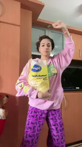 #pegar un video de @Stefanie Hrs q pueden esperar de alguien q desayuna salchipapas  jajaja 