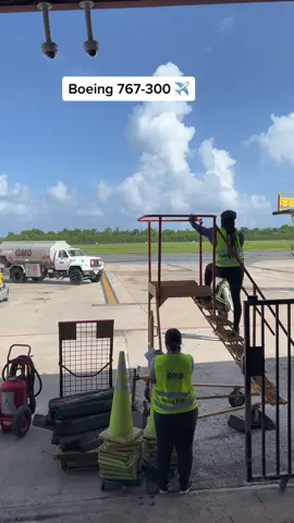 Again here with a beautiful plane ✈️🤩🤩🤩 #fyp #fypシ #fypage #fypシ゚viral #viralvideo #foryoupage #foryoupage❤️❤️ #aviones #aviationdaily #avioncito #aviationtiktok #aviation4u #aviationgeek #kingstonbarber_dreads💈 #tiktokjl✈️ #nefertari_french🐾 #eren_french🐾 #sju #sjuairport #sjuramp #ramp #rampampam #rampage #rampagent #rampa #airport #airport #airportlife #airportsecurity #airportdiaries #airportdiaries #foruoupag #marshalling #marshalling✈️✈️🖤 #marshalling #marshallingtiktok #marshalling✈️✈️🖤👿 #marshalling🛩 #boeing #boeinglovers #boeing767 #boeing767300 #boeing737 #767300 #dhl #dhlcargo #dhlexpress #dhlexpress #dhliyamoni #cargoplanes #cargoplane #graciasporsuapoyo❣️ #graviasporsusbuenos #graviasporsuapoyolosamo♥️ #followers➕ #avionesyrock #✈️ #✈️✈️✈️✈️✈️✈️💖💖💖💖 
