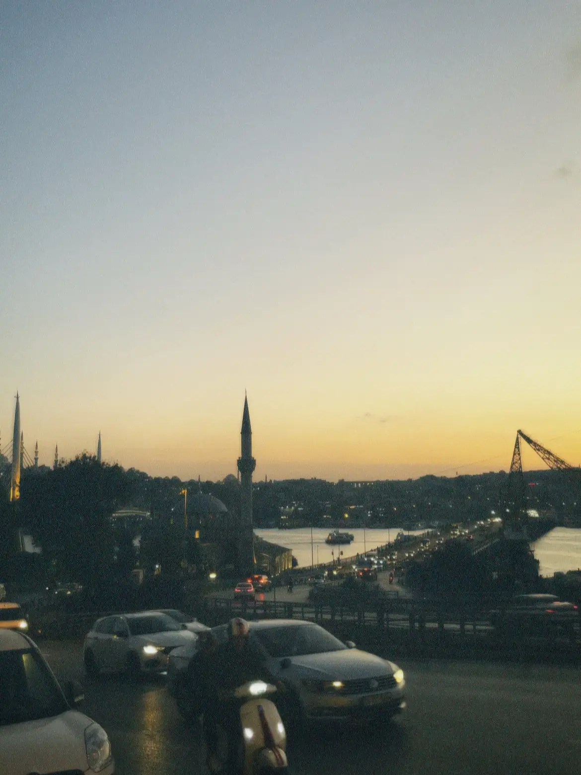 „Kırdıysa sessiz kal. Sessizliğinden kırıldığını anlamıyorsa; onsuz kal.” #istanbul 