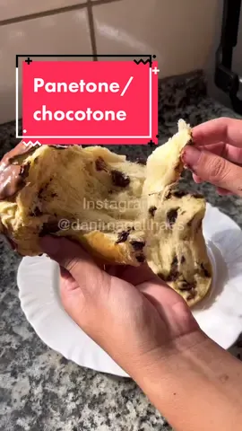 Esponja:  100g de trigo, 10g de fermento biológico, 120 ml de leite morno.  Massa:  400g de trigo, 60g de açúcar, 1 pitada de sal, 65g de manteiga ou margarina, 4 gemas de ovos, a esponja, 130ml de leite, 3 colheres de chá de essência de panetone e 1 colher de chá de essência de baunilha. Caso queira panetone de frutas, é só substituir o chocolate por frutas cristalizadas. #fyp #panetone #chocotone #receitas #confeitaria 