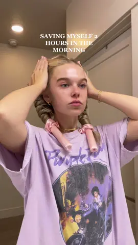 i’m a side sleeper so i just push the curler behind my ear and thats how i sleep with them 😏🫶🏼 #heatlesscurls #heatlesshair #overnightcurls #hairhacks #healthyhair #fyp 