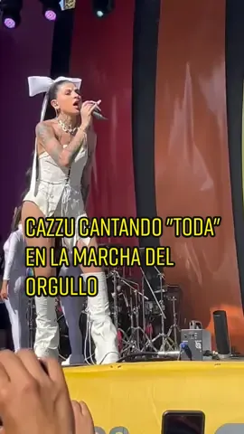 Cazzu cantando 