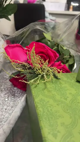 Mira lo que me compre con la plata de tu marido. #gucci #comedia #noviembre #viral #fypシ #latina #challenge 