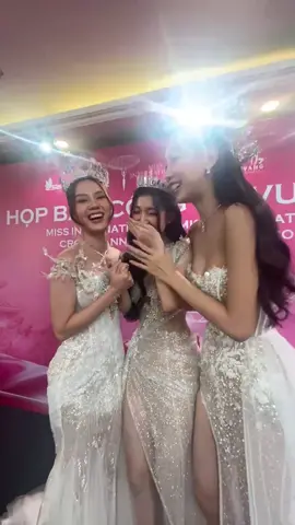 Em út Phương Nhi được 2 chị thương quá trời luôn nè 😂😂😂 #LeNguyenBaoNgoc #MissIntercontinental2022 #MWVN #MissWorldVietnam2022 #mwvn 