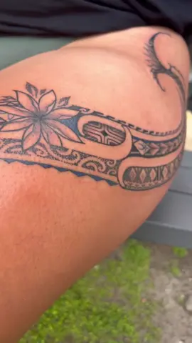 My first Tātatau 🌺 I absolutely love it! So proud to be representing my culture! 🇨🇰 I’ve been waiting for this day! 🥹 Artist IG: hinano_wearing ❤️ #cookislands #tattoo 