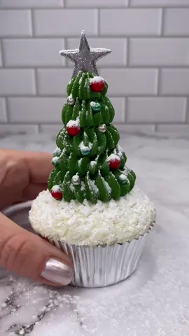 Christmas vibes 🔛 🎄🎄#cupcake #christmasbaking #caketok #christmastree #cakedecorating 