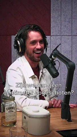 In de eerste podcast-aflevering leert Stijn ons hoe er 200.000 jaar geleden al 'lijm' gebruikt werd. Met berkenhars zitten er sindsdien twee stenen aan elkaar. Toch hebben we er niet veel van geleerd aangezien Stijn's mok nog steeds kapot is :( #mok #lijm #stijnvanvliet #tobiascamman #jasperdemollin #podcast #dagennachtmedia #podimo #fy #foryoupage 