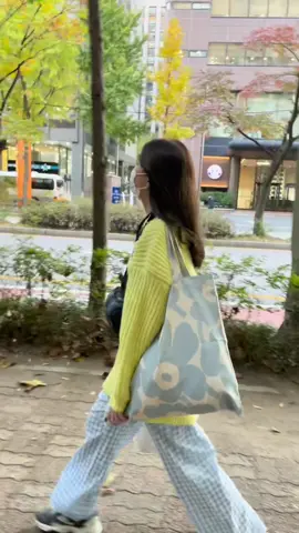 my everyday totebag 💙 #marimekko #younikko #soeul #jeanjullien #มาริเมกโกะ #marimekkothailand #คลาสแฟชั่น #คลาสแต่งตัว #เสื้อผ้าแฟชั่น #แม่ค้าออนไลน์ #tiktoklooks