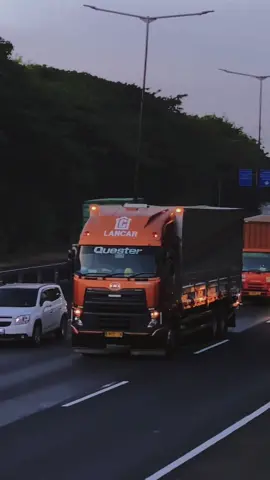 Lancar Central Logistics 😳☝🏻 @Mas R  #truckspotter #truckspotting #truckmania #trukmaniaindonesia #truktrailer #trukeropa #truckeropa #fypシ #foryou #foryoupage #statuswhatsapp #statuswa #storywa #storywhatsapp #storytruck #quester #questermania #questerindonesia #questermaniaindonesia #udquester #udtrucks #astraudtrucksquester #lancarcentrallogistics #lancar 