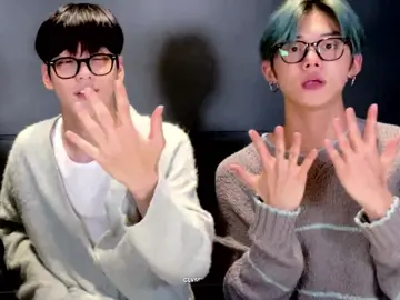 … hand size difference #yeonjun #soobin #soobjun #yeonbin #txt #tomorrow_x_together 