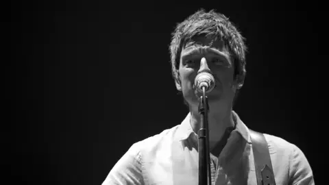 Noel Gallagher “Supersonic” live at the 02 (acoustic) #noelgallagher #noelgallaghershighflyingbirds #oasis #o2 #supersonic #acoustic #indie #indiemusic #rocknroll #livemusic #fyp 