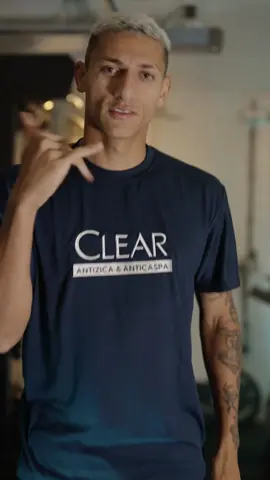 Fala, galera! Tão ligados nesse corte antizica que já ta fazendo a cabeça de geral?! Eu e meu amigo Pombo vamos te mostrar onde tudo começou. Agora é @clear.haircare e antizica na cabeça, confia! #ClearAntizica #ClearAnticaspa 🕊️🌿